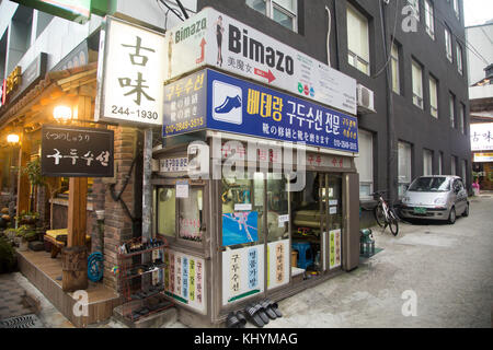 Busan, Corea del Sud. 20 novembre 2017. Busan. 17 novembre 2017. Donggwang-dong a Busan, 17 novembre 2017 : i cartelli giapponesi sono visti a Donggwang-dong nella città portuale di Busan, a circa 420 km (261 miglia) a sud-est di Seoul, Corea del Sud. Il Giappone colonizzò la penisola coreana dal 1910 al 45. Busan è la seconda città più grande della Corea del Sud. Crediti: Lee Jae-won/AFLO/Alamy Live News Foto Stock