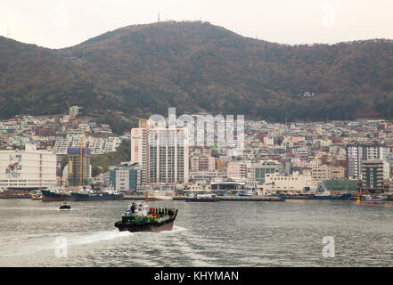 Busan, Corea del Sud. 20 novembre 2017. Porto Sud di Busan, 17 novembre 2017: Il porto di Busan Nam o porto Sud di Busan si trova nella città portuale di Busan, a circa 420 km (261 miglia) a sud-est di Seoul, Corea del Sud. Il Giappone colonizzò la penisola coreana dal 1910 al 45. Busan è la seconda città più grande della Corea del Sud. Crediti: Lee Jae-won/AFLO/Alamy Live News Foto Stock