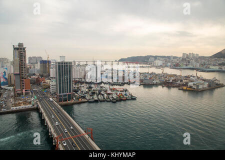 Busan, Corea del Sud. 20 novembre 2017. Busan South Port, 17 novembre 2017: Il porto di Busan Nam (Busan South Port) e il ponte Yeongdo (bottom L) sono visibili nella città portuale di Busan, a circa 420 km (261 miglia) a sud-est di Seoul, Corea del Sud. Il Giappone colonizzò la penisola coreana dal 1910 al 45. Busan è la seconda città più grande della Corea del Sud. Crediti: Lee Jae-won/AFLO/Alamy Live News Foto Stock