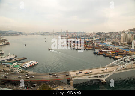 Busan, Corea del Sud. 20 novembre 2017. Porto Sud di Busan, 17 novembre 2017: Il porto di Busan Nam o il porto Sud di Busan e il ponte Busandaegyo (in basso) sono visibili nella città portuale di Busan, a circa 420 km (261 miglia) a sud-est di Seoul, Corea del Sud. Il Giappone colonizzò la penisola coreana dal 1910 al 45. Busan è la seconda città più grande della Corea del Sud. Crediti: Lee Jae-won/AFLO/Alamy Live News Foto Stock