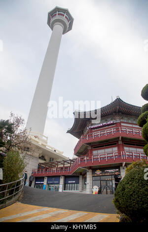 Busan, Corea del Sud. 20 novembre 2017. Sito del Choryang waegwan, 17 novembre 2017: Il sito del Choryang waegwan è visto di fronte alla Torre Busan presso il Parco Yongdusan (Mt. Yongdu Park) nella città portuale di Busan, a circa 420 km (261 miglia) a sud-est di Seoul, Corea del Sud. Secondo i media locali, i "Waegwan" erano stati a Pusan dall'inizio del XV secolo e erano zone residenziali chiuse per commercianti e disertori giapponesi. Waegwan era un posto per la diplomazia e il commercio tra Giappone e Corea. Il Choryang waegwan di Busan fu costruito nel 1678. Crediti: Lee Jae-won/AFLO/Alamy Live News Foto Stock