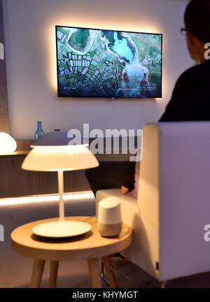 Berlino, Germania. 1 settembre 2017. Il relatore Google Assistant è collocato su un tavolo all'IFA di Berlino, Germania, 1° settembre 2017. Crediti: Britta Pedersen/dpa-Zentralbild/dpa/Alamy Live News Foto Stock