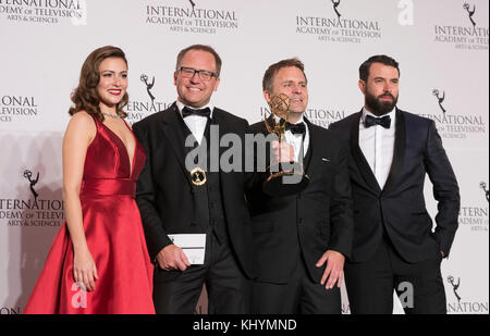 New york, Stati Uniti. Xx nov, 2017. gjermund stenberg eriksen, vegard stenberg eriksen vincitore miglior serie di dramma & italia ricci & tom cullen pongono sul palco in sala stampa per 2017 internation Emmy awards a Hilton hotel credito: lev radin/alamy live news Foto Stock