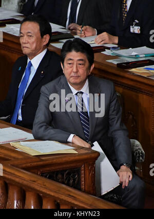 Shinzo Abe, 20 novembre 2017: Il primo ministro giapponese Shinzo Abe risponde alle domande dei legislatori dell'opposizione durante la sessione plenaria nella camera bassa della dieta a Tokyo, in Giappone, il 20 novembre 2017. Foto Stock