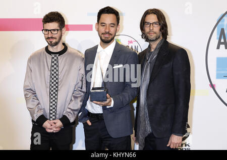 Brad Delson, Mike Shinoda e Rob Bourdon (Linkin Park) partecipano ai 2017 American Music Awards al Microsoft Theatre il 19 novembre 2017 a Los Angeles, California. | Verwendung weltweit Foto Stock