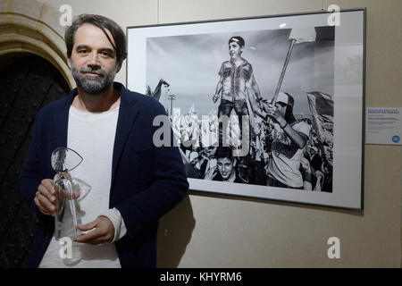 Una foto dal fotografo slovacco martin bandzak (nella foto) chiamato hezbollah, celebrazione della vittoria su Israele vinse la Ceca Press Photo competition oggi, diventando la fotografia dell'anno 2017.oltre 7.000 foto da 482 autori hanno gareggiato in ceca press photo a Praga, Repubblica ceca, 21 novembre 2017. bandzak, dalla magna organizzazione umanitaria, fatto la foto in bianco e nero da un telefono cellulare. La sua fotografia mostra un ragazzo in piedi sulle spalle della folla durante un rally di hezbollah in Libano e ha vinto il premio per il questioni contemporanee categoria, troppo. (Ctk foto/ondrej deml) Foto Stock