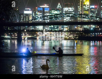 I pagaiatori scorrono sul fiume meno e possono essere visti di fronte allo skyline bancario di Francoforte sul meno, Germania, 21 Novemebr 2017. Foto: Frank Rumpenhorst/dpa Foto Stock