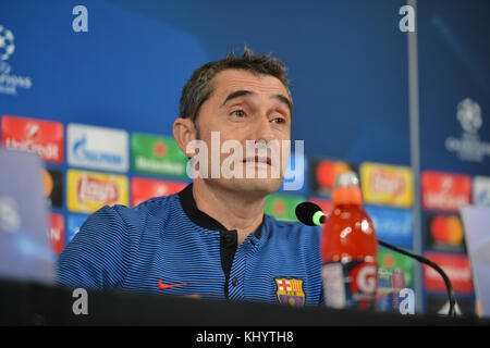 Torino, Italia. Xxi nov, 2017. Ernesto valverde, allenatore del fc barcelona, premere il tasto conferenza prima della UEFA Champions League football match tra Juventus e Barcellona a allianz Stadium il 21 novembre, 2017 a Torino, Italia. Credito: antonio polia/alamy live news Foto Stock