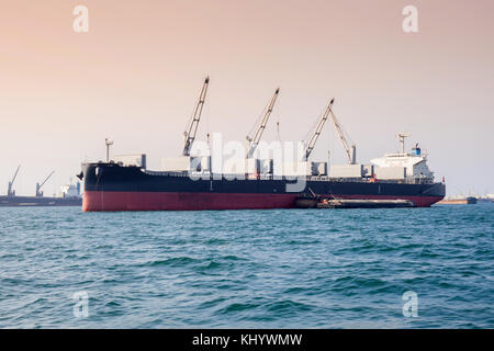 Nave cargo nella costa orientale della Tailandia Foto Stock