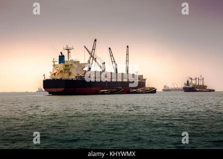 Nave cargo nella costa orientale della Tailandia Foto Stock