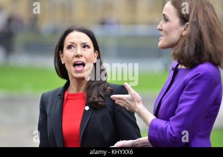 Londra, Regno Unito. Il 22 novembre. Debbie Abrahams MP (manodopera; Oldham East e Saddleworth) e Theresa Villiers MP (Con) impegnarsi in un vivace BBC TV intervista su College Green, Westminster poco prima di Philip Hammond inizia il suo discorso budget in casa. Credito: PjrNews/Alamy Live News Foto Stock