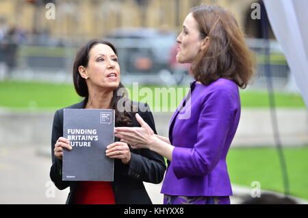 Londra, Regno Unito. Il 22 novembre. Debbie Abrahams MP (manodopera; Oldham East e Saddleworth) e Theresa Villiers MP (Con) impegnarsi in un vivace BBC TV intervista su College Green, Westminster poco prima di Philip Hammond inizia il suo discorso budget in casa. Credito: PjrNews/Alamy Live News Foto Stock