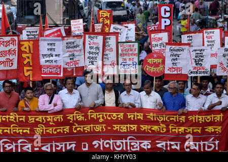 Dacca in Bangladesh. 22 nov, 2017. Dacca in Bangladesh - Novembre 22, 2017: attivisti del Bangladesh gridare slogan come essi partecipare a un raduno di protesta contro l'aumento del vivere quotidiano costo, prezzo elevato di energia elettrica, a Dhaka, nel Bangladesh. Credito: sk hasan ali/alamy live news Foto Stock