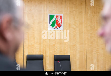 Muenster, Germania. 21 novembre 2017. Due persone si trovano in un'aula di tribunale della Corte costituzionale di Muenster, in Germania, il 21 novembre 2017. Il Tribunale costituzionale della Renania settentrionale-Vestfalia decide che la clausola restrittiva del 2,5 % alle elezioni locali è legittima. Diversi partiti, tra cui il Partito Nazionaldemocratico di Germania (NPD) e la sinistra, hanno intentato un'azione contro la clausola che è stata introdotta nel 2016. Credito: Friso Gentsch/dpa/Alamy Live News Foto Stock