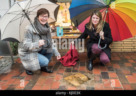 Buxtehude, Germania. 10 novembre 2017. La scrittrice statunitense Tamara Ireland Stone (R) rivela insieme al sindaco Katja Oldenburg-Schmidt una targa di ottone con il vincitore del premio di letteratura giovanile "Buxtehuder Bulle 2016" a Buxtehude, Germania, 10 novembre 2017. Crediti: Christian Hager/dpa/Alamy Live News Foto Stock