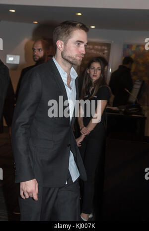 Atene, Grecia. 22 nov, 2017. attore britannico Robert Pattinson assiste la premiere del film "tempo" a Atene, Grecia. ©elias verdi/alamy live news Foto Stock