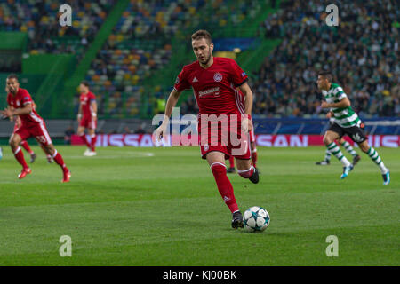 Lisbona, Portogallo. 22 nov, 2017. 22 novembre 2017. Lisbona, Portogallo. olympiakos il centrocampista dalla Grecia kostas fortounis (7) durante il gioco del quinto round della UEFA Champions League gruppo d, sportive v olympiakos credito: Alexandre de Sousa/alamy live news Foto Stock