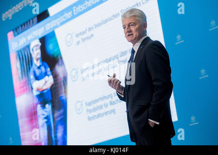 Essen, Germania. 23 novembre 2017. ThyssenKrupp Presidente del Consiglio di amministrazione, Heinrich Hiesinger, interviene durante la conferenza stampa sul saldo dei conti nella sede centrale della società Q1 a Essen, Germania, il 23 novembre 2017. Crediti: Rolf Vennenbernd/dpa/Alamy Live News Foto Stock