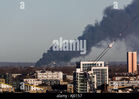 Londra, Regno Unito. 23 Nov, 2017. Fumo nero sorge da un magazzino incendio in medita fine, Enfield. Visto da sud est di Londra. Attualmente 12 motori Fire e 81 sono i vigili del fuoco di affrontare il blaze. Credito: Guy Corbishley/Alamy Live News Foto Stock