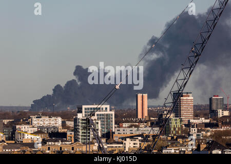 Londra, Regno Unito. 23 Nov, 2017. Fumo nero sorge da un magazzino incendio in medita fine, Enfield. Visto da sud est di Londra. Attualmente 12 motori Fire e 81 sono i vigili del fuoco di affrontare il blaze. Credito: Guy Corbishley/Alamy Live News Foto Stock