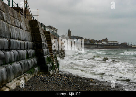 Porthleven, Cornwall. 22 nov, 2017. Regno Unito: Meteo Penzance, Cornwall, Regno Unito. gale force venti colpite nel punto meridionale della Cornovaglia portare pioggia e atlantico pesante rigonfia. Credito: James pearce/alamy live news Foto Stock