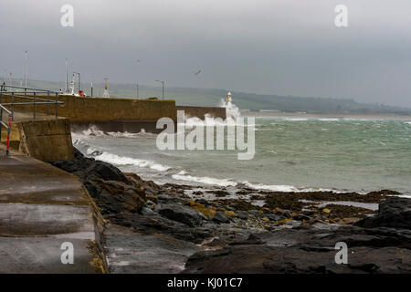 Porthleven, Cornwall. 22 nov, 2017. Regno Unito: Meteo Penzance, Cornwall, Regno Unito. gale force venti colpite nel punto meridionale della Cornovaglia portare pioggia e atlantico pesante rigonfia. Credito: James pearce/alamy live news Foto Stock