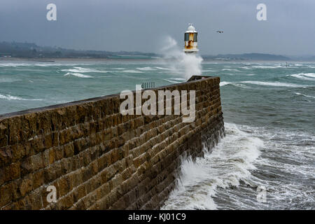 Porthleven, Cornwall. 22 nov, 2017. Regno Unito: Meteo Penzance, Cornwall, Regno Unito. gale force venti colpite nel punto meridionale della Cornovaglia portare pioggia e atlantico pesante rigonfia. Credito: James pearce/alamy live news Foto Stock