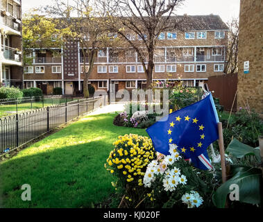 Londra, Regno Unito. 23 Nov, 2017. Una bandiera europea nella motivazione di un sud-est di Londra alloggiamento station wagon. Credito: Guy Corbishley/Alamy Live News Foto Stock