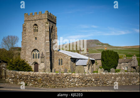 St Oswald's Church, Horton a Ribblesdale, Yorkshire Dales, con Pen Y Ghent Hill sullo sfondo Foto Stock