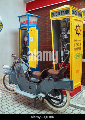 L'Europa, Germania, Sassonia, Zwickau city, l'Agosto Horch Museum, la vecchia stazione di gaz; piccoli volumi di benzina per le molte piccole motociclette Foto Stock