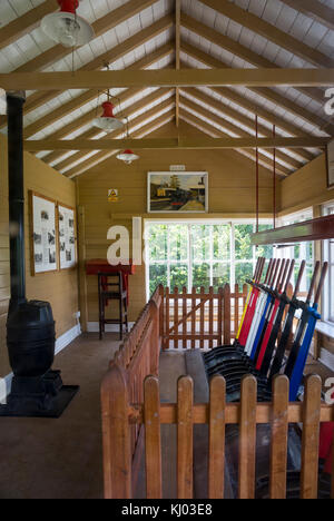 All'interno della vecchia scatola di segnale a Hartington stazione sul Tissington Trail, Peak District, Derbyshire, in Inghilterra. Foto Stock