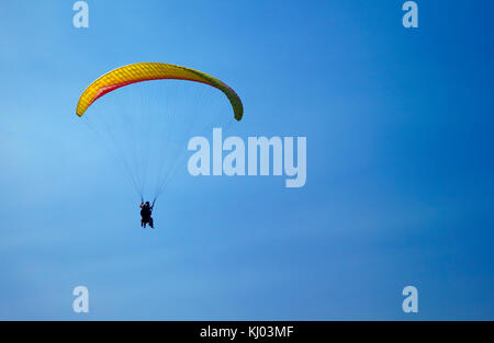 Il parasailing in un cielo blu Foto Stock