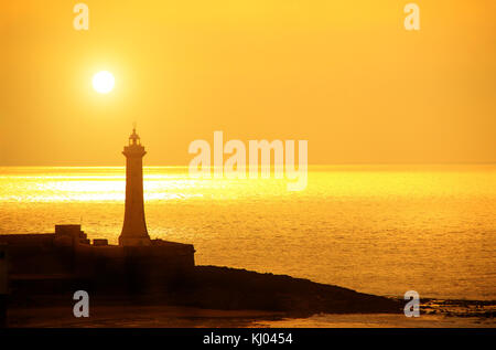 Faro "phare de rabat" su sfondo al tramonto, kasbah del udayas, Rabat, Marocco, Africa del nord. patrimonio mondiale dell UNESCO Foto Stock