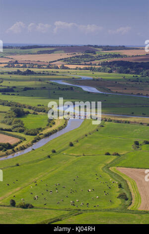 Vista su tutta Lewes Brooks e delle paludi del fiume Ouse. Dal Monte Caburn, nei pressi di Lewes, nel Sussex, Inghilterra. Agosto. Foto Stock