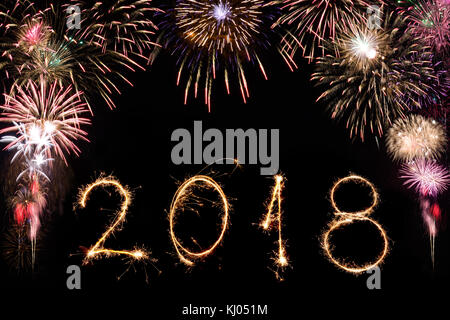 2018 scritto con Sparkle fuochi d' artificio su sfondo nero, felice anno nuovo 2018 concept. Foto Stock