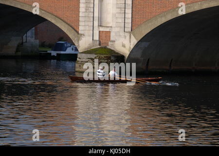 Vogatore sul fiume Tamigi in autunno Hampton Court Foto Stock