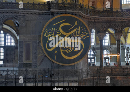 Istanbul, Turchia - 2 dicembre 2014: Hagia Sophia (chiamato anche Hagia Sofia o ayasofya) architettura di interni, famoso punto di riferimento bizantino e il mondo Foto Stock