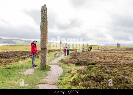 I turisti in corrispondenza dell'anello di Brodgar henge neolitica e il cerchio di pietra, Stromness, Orkney continentale, Scotland, Regno Unito Foto Stock