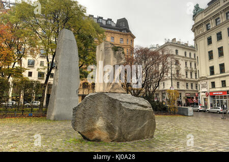 Vienna, Austria - 30 novembre 2014: memoriale contro la guerra e il fascismo. creato da alfred Hrdlicka, ricorda le vittime della guerra, soprattutto thos Foto Stock