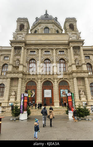 Vienna, Austria - 30 novembre 2014: turisti nella parte anteriore del Kunsthistorisches Museum (fine art Museum di Vienna, Austria Foto Stock