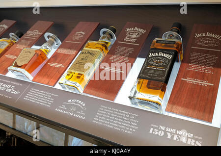 Bottiglie di Jack Daniel's sul display nel negozio di whisky Foto Stock