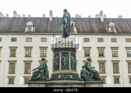 Vienna, Austria - 30 novembre 2014: il palazzo di Hofburg cortile con l'imperatore Franz i scultura monumento, Vienna, Austria. Foto Stock