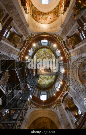 Vienna, Austria - 30 novembre 2014: karlskirche (Saint Charles Church) interno tetto a Vienna, in Austria Foto Stock