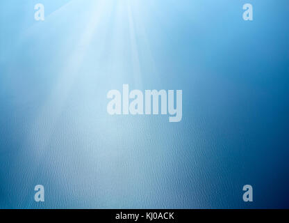 Mare blu superficie con le onde e le luci di Sun Foto Stock