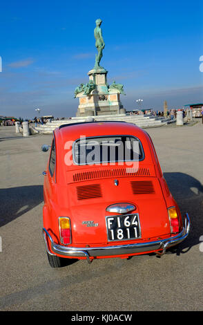 Rosso Fiat 500 auto parcheggiate in piazzale Michelangelo, Firenze, Italia Foto Stock