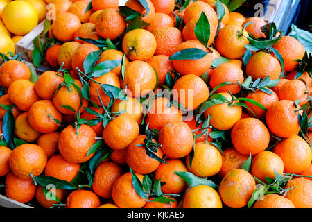 Arance italiane sul mercato di stallo alimentare Foto Stock