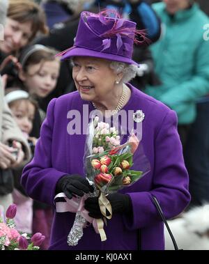 SANDRINGHAM, REGNO UNITO - 06 FEBBRAIO; la regina Elisabetta II, si unisce ai membri della famiglia reale al servizio della Chiesa di domenica sulla tenuta di Sandringham Norfolk. Il 6 febbraio 2011 a Sandringham, Inghilterra persone: HRH la regina Elisabetta II Foto Stock