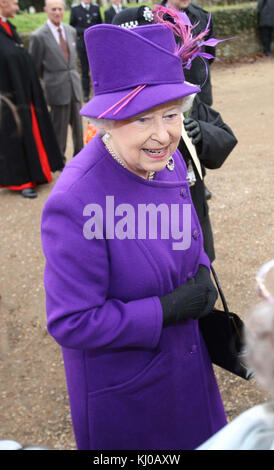 SANDRINGHAM, REGNO UNITO - 06 FEBBRAIO; la regina Elisabetta II, si unisce ai membri della famiglia reale al servizio della Chiesa di domenica sulla tenuta di Sandringham Norfolk. Il 6 febbraio 2011 a Sandringham, Inghilterra persone: HRH la regina Elisabetta II Foto Stock