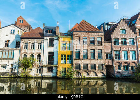 Vecchie case lungo il fiume Leie nella città medievale di Gent, Belgio Foto Stock