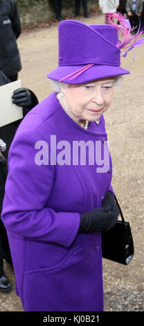 SANDRINGHAM, REGNO UNITO - 06 FEBBRAIO; la regina Elisabetta II, si unisce ai membri della famiglia reale al servizio della Chiesa di domenica sulla tenuta di Sandringham Norfolk. Il 6 febbraio 2011 a Sandringham, Inghilterra persone: HRH la regina Elisabetta II Foto Stock